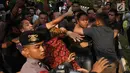 Massa mencoba masuk ke gedung KPK, Jakarta, Jumat (13/9/2019). Sempat terjadi baku hantam dalam demo saat massa aksi yang merupakan pendukung revisi Undang-Undang KPK itu mencoba merangsek untuk mencopot kain hitam yang menutupi logo KPK. (Liputan6.com/HO/Andri)