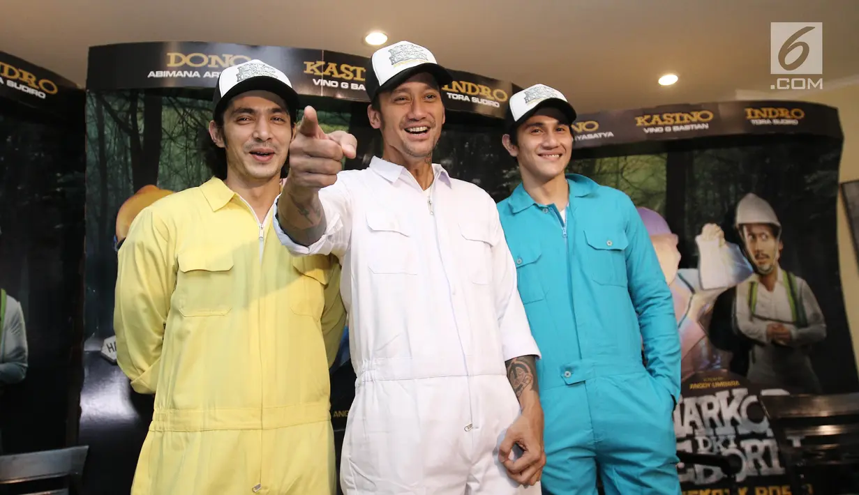 Pemain film Warkop DKI Reborn part II Abimana Aryasatya, Tora Sudiro dan Vino G Bastian berfoto bersama saat syukuran di kawasan Duren Tiga, Jakarta, Selasa (15/08). (Liputan6.com/Herman Zakharia)