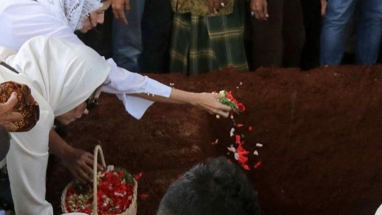 Isak tangis anak-anak pun pecah saat jenazah sang ayah sudah terkubur tanah.&nbsp;Foto: Liputan6.com / Herman Zakharia&nbsp;<br>