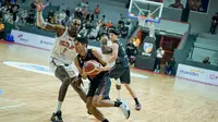 Bima Perkasa Jogja&nbsp;takluk dari Pelita Jaya dengan skor telak 68-101 di GMSB Kuningan, Jakarta pada laga lanjutan Indonesian Basketball League (IBL) 20225, Rabu (19/3/2025) malam WIB. (Bola.com/Ana Dewi)