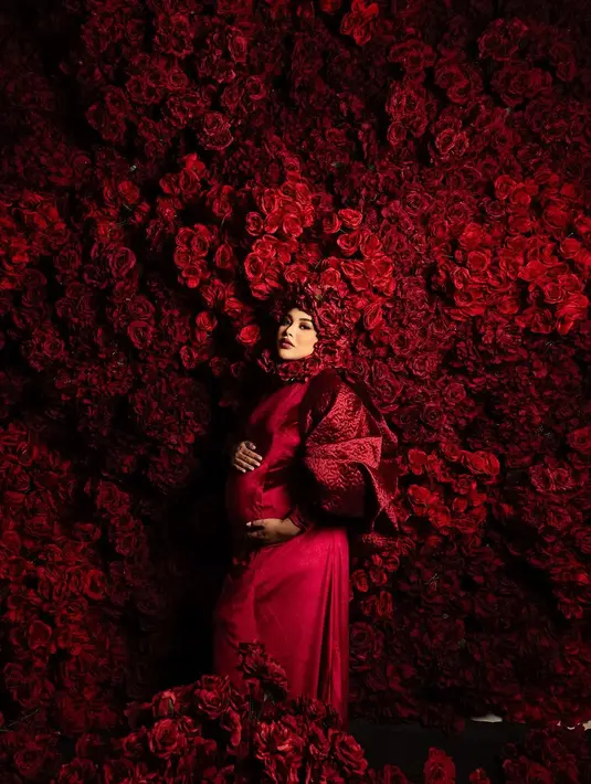 Baru-baru ini, istri Atta Halilintar itu melakoni sesi maternity shoot jelang kelahiran anak keduanya.   [Instagram/@mozawahyu]