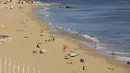 Orang-orang menikmati pantai di Albufeira, wilayah Algarve, Portugal, Senin (17/5/2021). Wisatawan Inggris mulai berdatangan dalam jumlah besar di bagian selatan Portugal pada hari Senin, setelah pemerintah di kedua negara melonggarkan pembatasan perjalanan pandemi COVID-19. (AP Photo/Ana Brigida)