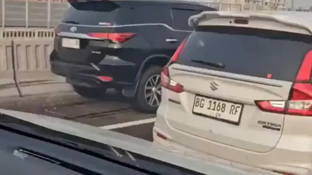 Viral Mobil Fortuner Berpelat Dinas Polri Tabrak Elf hingga Ringsek di Tol MBZ