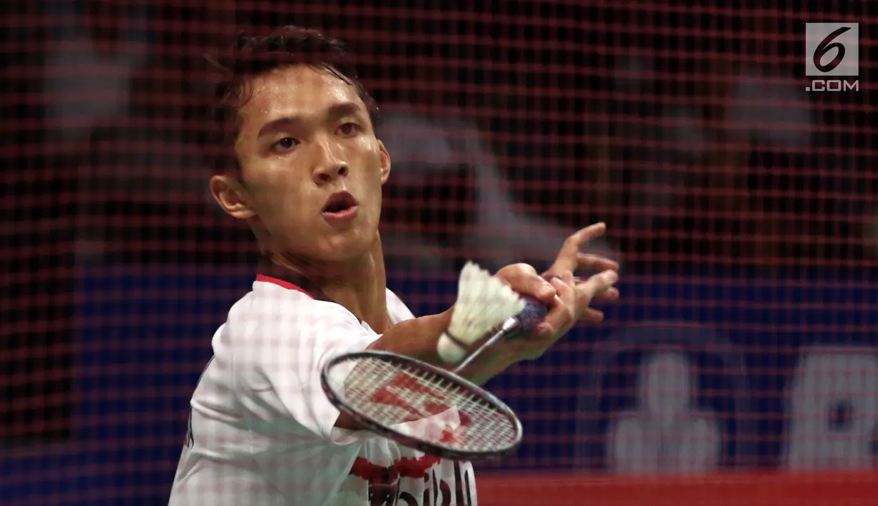 Tunggal Putra Indonesia, Jonatan Christie mengembalikan kok ke arah pebulu tangkis Tiongkok, Chen Long di Babak Kedua Indonesia Open 2017 di JCC Plenary Hal, Jakarta, Kamis (15/6). Jonatan kalah 9-21, 7-21. (Liputan6.com/Helmi Fithriansyah)