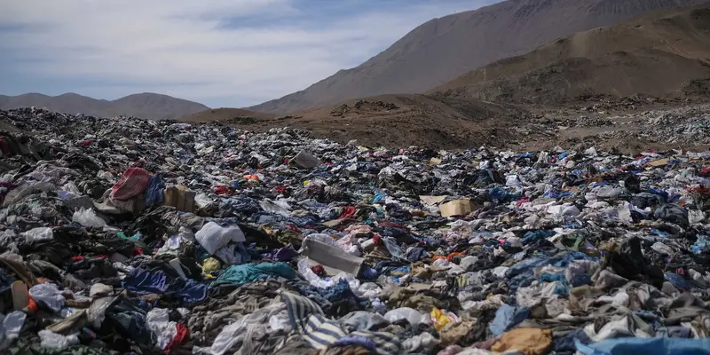 Pegunungan pakaian bekas di Chile