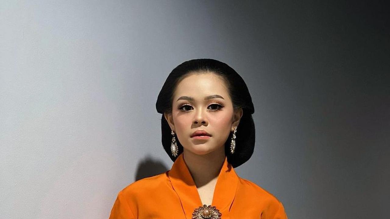 Kebaya Encim Dengan Motif Polos dan Rambut Disanggul