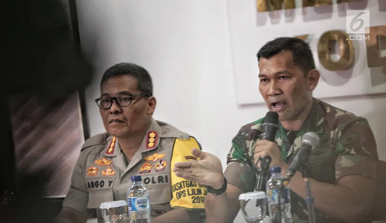 Kapendam Jaya Kolonel Kristomei Sianturi memberikan keterangan terkait penembakan perwira TNI AD, Letkol Dono Kuspriyanto di Makodam Jaya, Rabu (26/12). Pelaku merupakan anggota TNI AU yang juga bertugas sebagai polisi militer (Liputan6.com/Faizal Fanani)