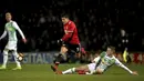 Alexis Sanchez menghindar dari terjangan pemain Yeovil Town, Lewis Wing pada babak keempat Piala FA di Huish Park, Yeovil, (26/1/ 2018). Setan Merah menang 4-0. (Nick Potts/PA via AP)