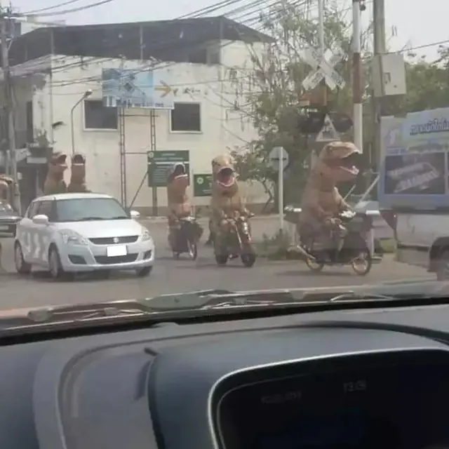 7 Momen Aneh Waktu di Jalan, Ada Penampakan Pocong Hingga Dinosaurus