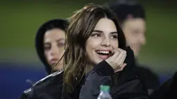 Model Kendall Jenner tersenyum selama paruh kedua pertandingan Los Angeles Rams dan Baltimore Ravens di Los Angeles Memorial Coliseum di Los Angeles, California (25/11/2019). Kendall Jenner tampil cantik mengenakan jaket hitam. (AP Photo/Marcio Jose Sanchez)