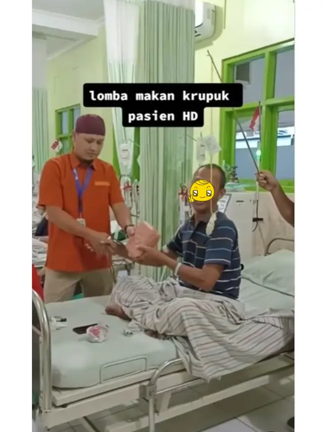 Viral Pasien RS Lomba Makan Kerupuk Sambil Berbaring, Tuai Pro Kontra Netizen