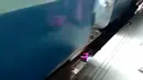 Gambar dari video pada 20 November 2018, kereta api India melintasi rel di samping bayi perempuan di stasiun kereta api di Mathura, Uttar Pradesh. Bayi satu tahun bernama Sahiba itu lepas dari gendongan orangtuanya lalu jatuh ke rel kereta. (NNIS / AFP)