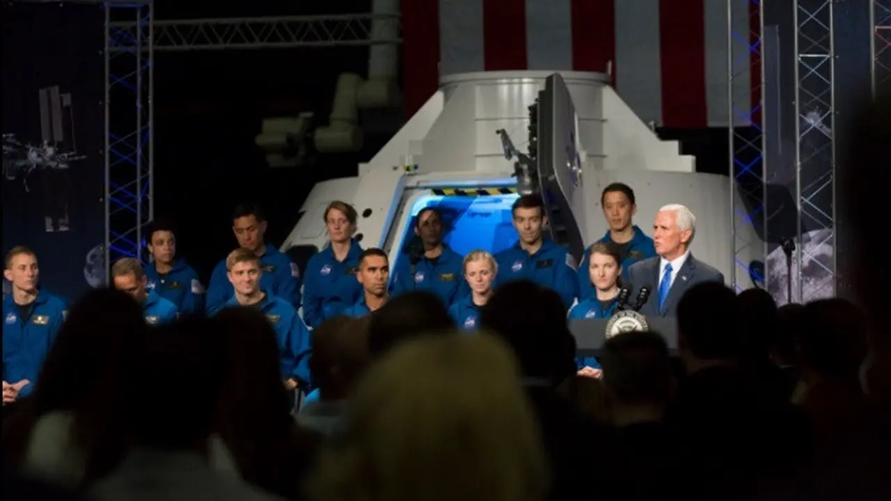 Wakil Presiden Amerika Serikat Mike Pence saat mengumumkan 12 nama astronot terpilih yang bergabung bernama NASA (Twitter/@VP)