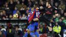 Bek Arsenal, Calum Chambers, berusaha merebut bola dari striker Crystal Palace, Christian Benteke, pada laga Premier League di Stadion Selhurst Park, Jumat (29/12/2017). Arsenal menang 3-2 atas Crystal Palace. (AP/Alastair Grant)