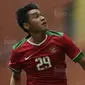 Gelandang Timnas Indonesia, Septian David, mengejar bola saat melawan Thailand pada laga SEA Games di Stadion Shah Alam, Selangor, Selasa (15/8/2017). Kedua negara bermain imbang 1-1. (Bola.com/Vitalis Yogi Trisna)