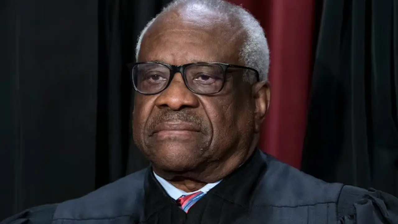 Hakim Agung Amerika Serikat Clarence Thomas menjadi sorotan setelah terungkap menerima fasilitas perjalanan mewah dari miliarder real estate Harlan Crow, termasuk ke Indonesia pada tahun 2019. (Dok. AP/Scott Applewhite)