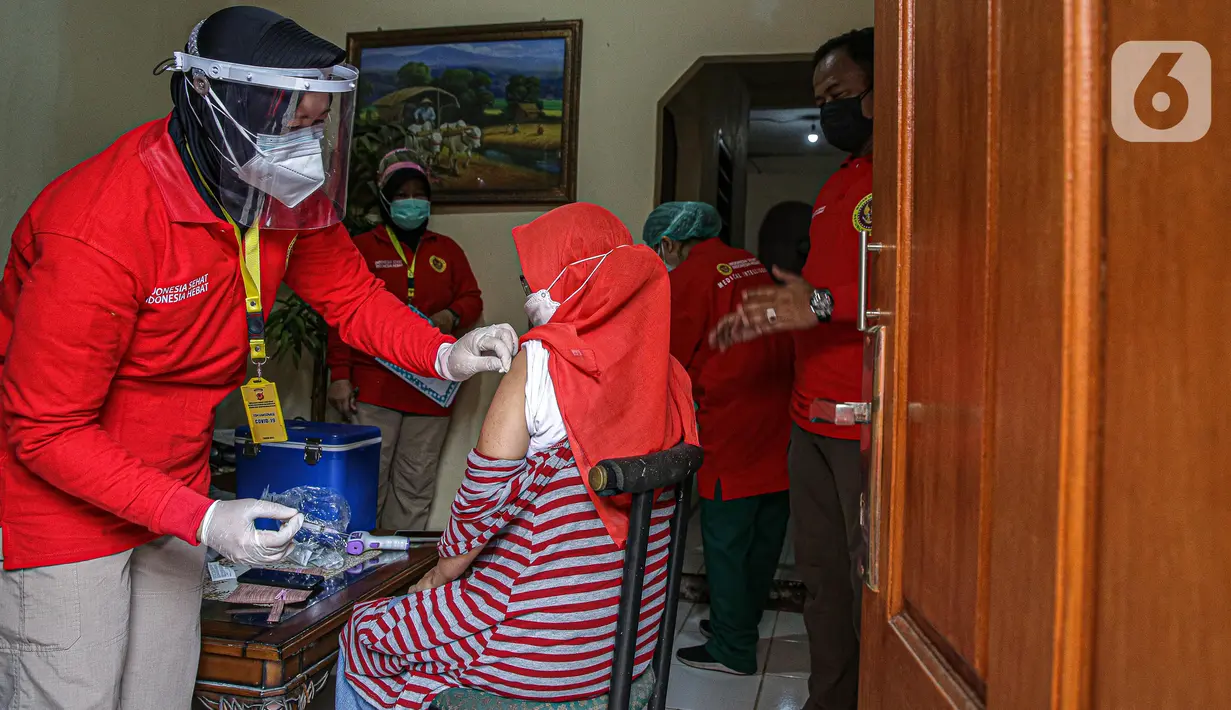 Petugas medis menyuntikan vaksin Covid-19 kepada warga saat vaksinasi Covid-19 secara door to door di kawasan Bogor, Jawa Barat, Rabu (14/7/2021). BIN menggelar vaksinasi Covid-19 secara door to door kepada warga di 14 provinsi dan menyasar 19.000 warga. (Liputan6.com/Faizal Fanani)