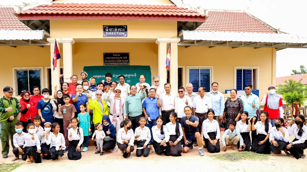 Masyarakat Indonesia Berbagi Kebahagiaan di Sekolah Persahabatan Indonesia-Kamboja Prey Veng melalui Bakti Kayuh Kemerdekaan