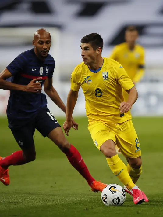 Gelandang Ukraina, Ruslan Malinovskyi membawa bola dari kawalan gelandang Prancis, Steven Nzonzi pada laga persahabatan Stade deFrance di Saint Denis, utara Paris, Rabu (7/10/2020). Prancis menang besar 7-1 atas Ukraina. (AP Photo/Francois Mori)