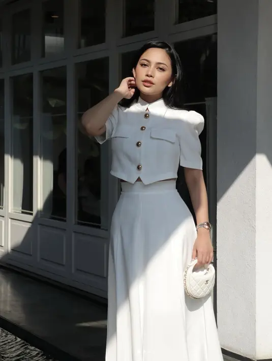 Kali ini Rachell Vennya kenakan crop blazer dan maxi dress putih, hadirkan pesona gaya yang begitu elegan. [Foto: instagram/ Rachel Vennya]