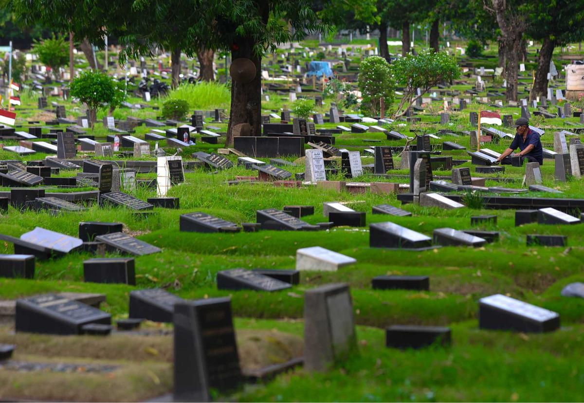 FOTO: Jakarta Krisis Makam: Warga Terpaksa Gunakan Sistem Tumpang