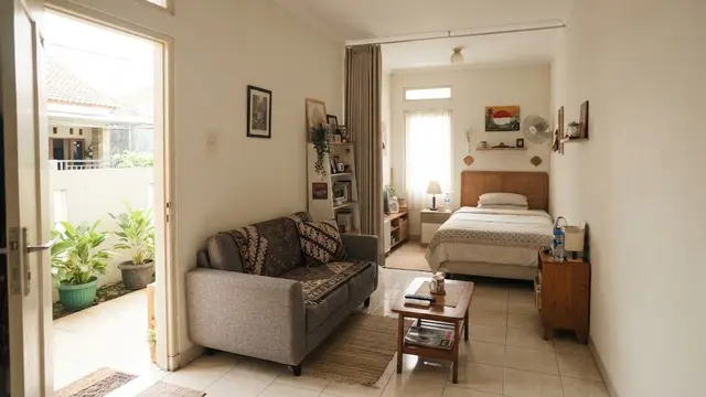 Ide menata ruang tamu yang menyatu dengan kamar tidur di rumah petak model letakkan tempat tidur di sisi ruangan