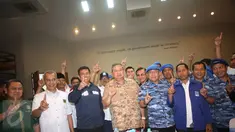 Ketum Partai Demokrat Susilo Bambang Yudhoyono (SBY) foto bersama dengan 28 anggota DPRD DKI Jakarta untuk pemenangan pasangan Cagub-Cawagub DKI Agus Harimurti Yudhoyono-Sylviana Murni di Jakarta Pusat, Sabtu (4/2). (Liputan6.com/Immanuel Antonius)