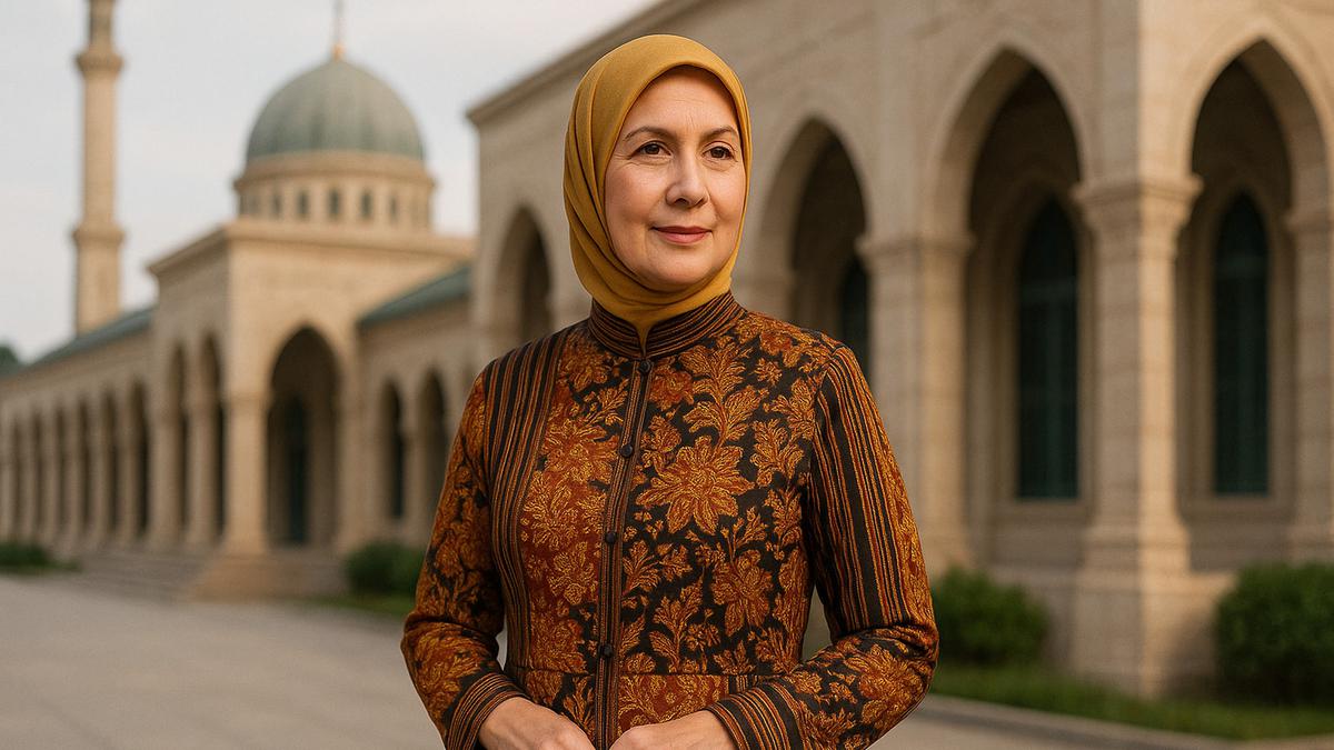 5 Rekomendasi Gamis Batik Kombinasi Lurik untuk Ibu-Ibu Usia 50-an