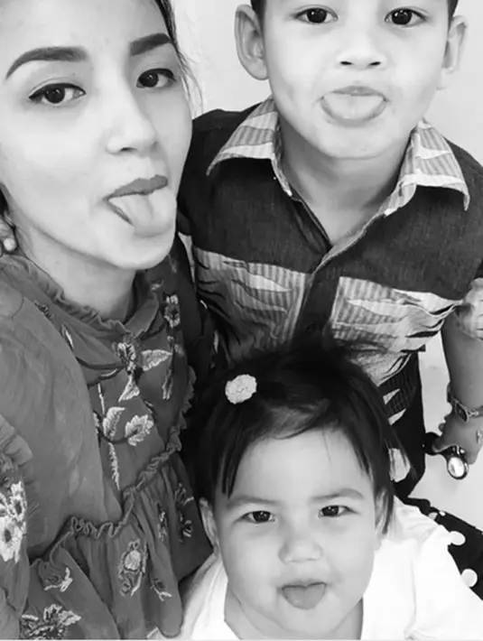 Enam bulan Tsania Marwa tak bisa lagi menjalankan perannya sebagai ibu. Hal itu terjadi sejak rumah tangganya dengan Atalarik Syah bermasalah. Tsania bersama dengan ibunya sedangkan kedua anaknya bersama dengan ayahnya, Atalarik. (Instagram/tsaniamarwa54)