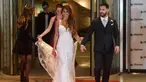 Bintang sepak bola, Lionel Messi berjalan di karpet merah bersama istrinya Antonella Roccuzzo di Rosario, provinsi Santa Fe, Argentina (30/6). Acara ini dihadiri banyak pesepakbola dan selebriti termasuk penyanyi pop Shakira. (AFP Photo/Eitan Abramovich)
