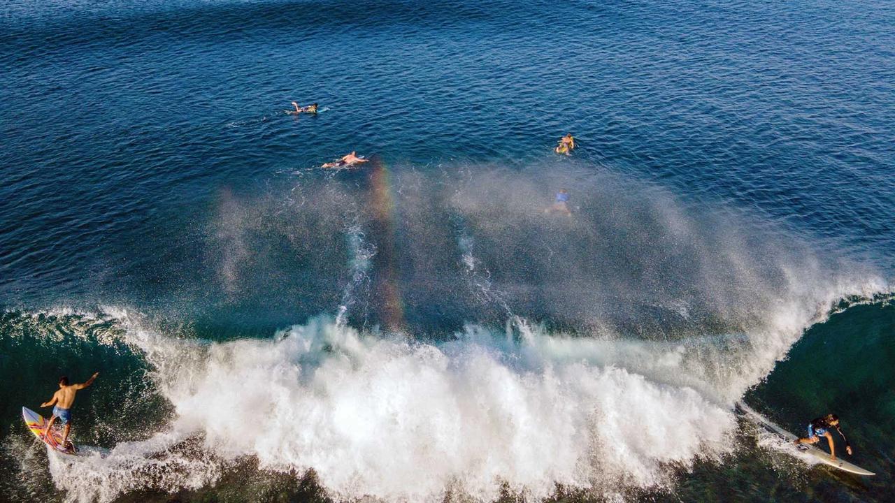 FOTO: Pesona Ombak Pantai Lhoknga Menarik Peselancar Dunia