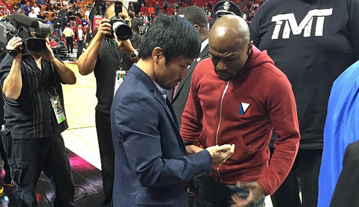  Floyd Mayweather Jr meminta nomor ponsel Manny Pacquiao saat menyaksikan pertandingan NBA antara Miami Heat dan Milwaukee Bucks, AS, Rabu (28/1/2015). (Dailymail)