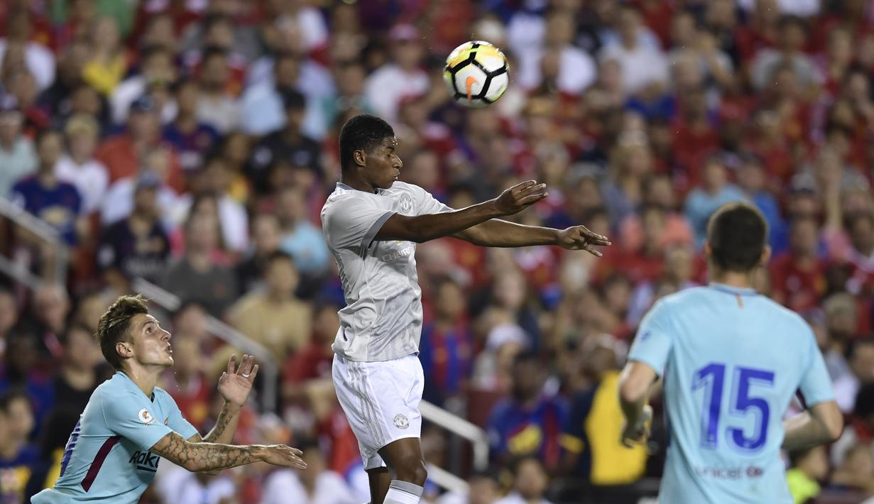 Marcus Rashford (tengah) mencetak tiga gol bagi Manchester United selama tour bulan Juli 2017. Gol Rashford masing-masing ke gawang LA Galaxy dan Manchester City. (AFP/Brendan Smialowski)