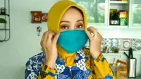Istri Ridwan Kamil, Atalia Praratya tengah menampilkan cara membuat masker tanpa dijahit. (dok. Instagram @ridwankamil/https://www.instagram.com/p/B-s4eP0HPwt/?hl=en/Putu Elmira)