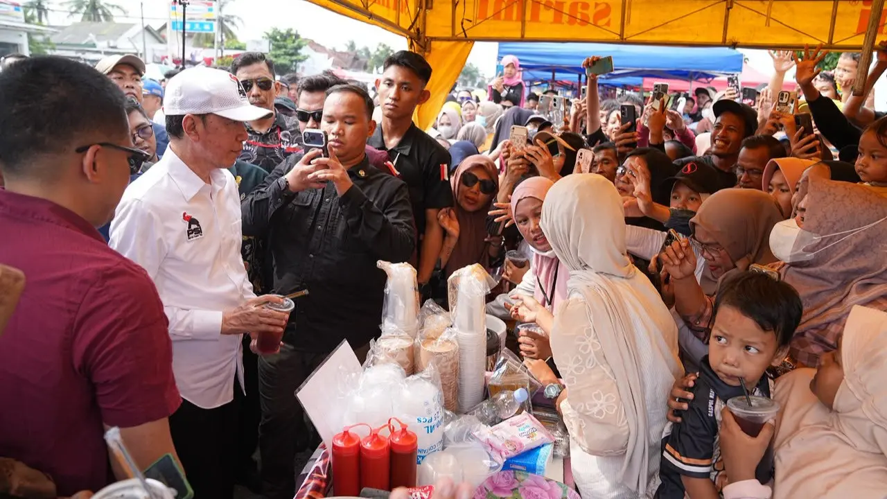Presiden ke-7 RI Joko Widodo (Jokowi) menyambangi Kawasan Sentra UMKM Maliosewu di Pekon Bulukarto, Kecamatan Gadingrejo, Kabupaten Pringsewu, Sabtu (27/6/2026). (Liputan6.com/Ardi Munthe)