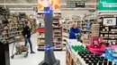 Robot bernama Marty berdiri di pasar swalayan Giant Food Stores di Harrisburg, Pennsylvania, AS, Selasa (15/1). Giant Food Stores berencana untuk mempekerjakan robot Marty ke hampir 500 toko. (AP Photo/Matt Rourke)