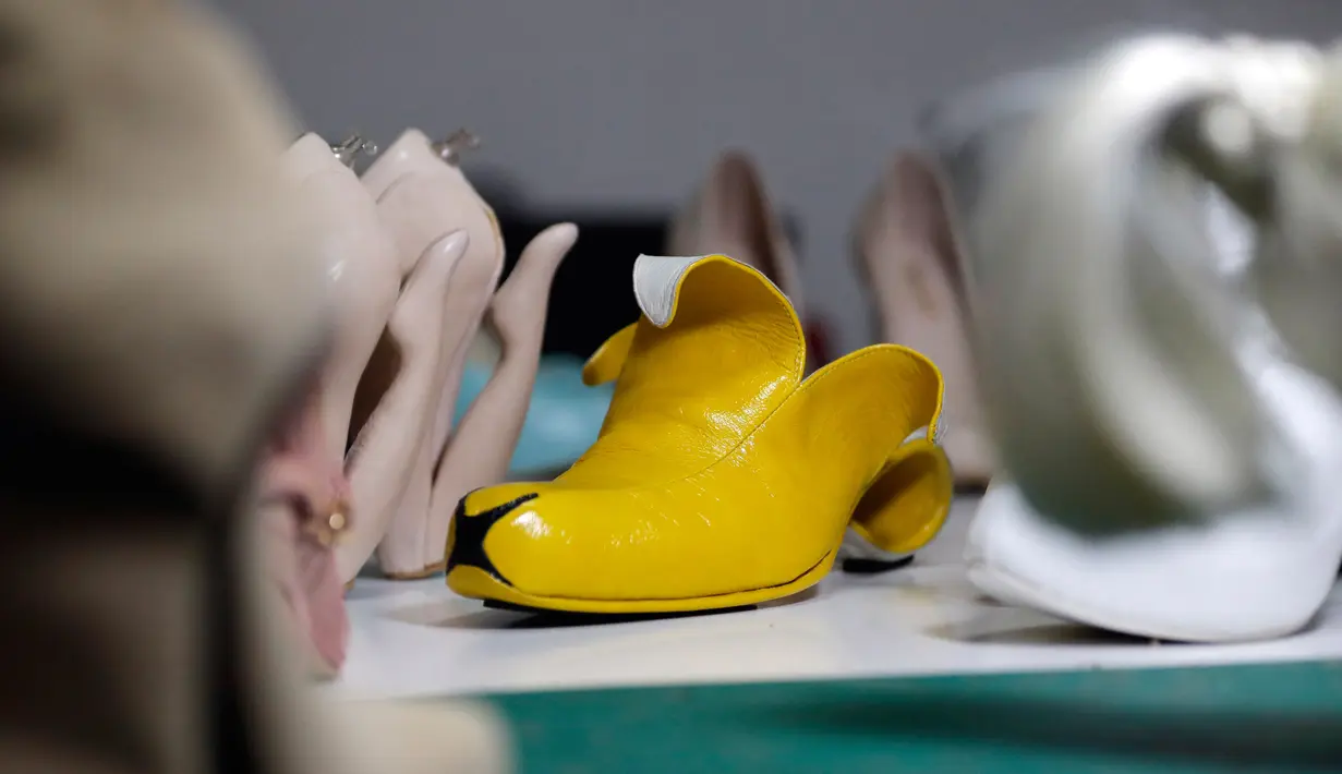 Salah satu sepatu unik karya Kobi Levi seorang desainer asal Israel, Rabu (5/10). Sepatu ini dinamai "Banana" karena bentuknya yang mirip kulit pisang.(AFP PHOTO/Thomas Choex) 