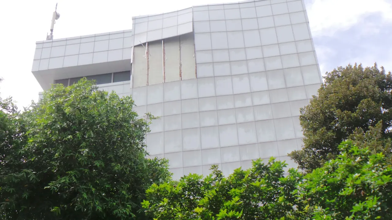 Dinding Gedung (Sekjen) DPR RI Lepas Diterpa Angin