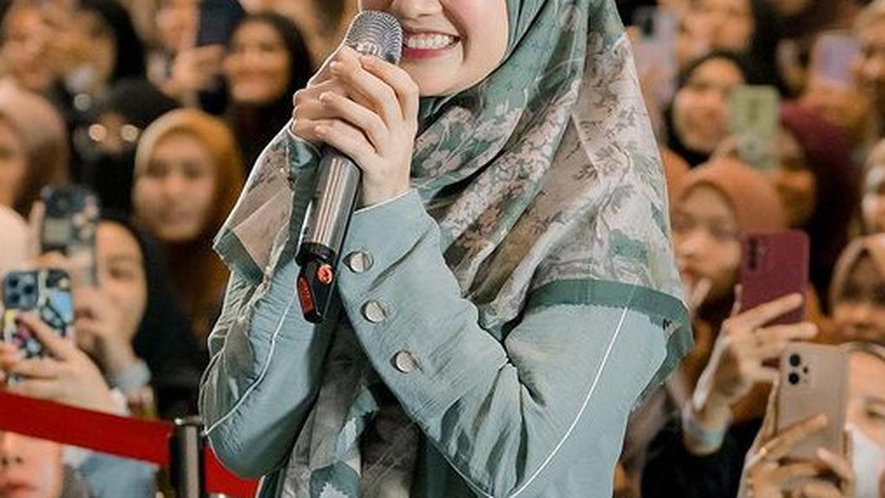 10 Potret Cantik Febby Rastanty Tampil Berhijab saat Hadiri Acara Kajian, Penampilannya Bikin Adem