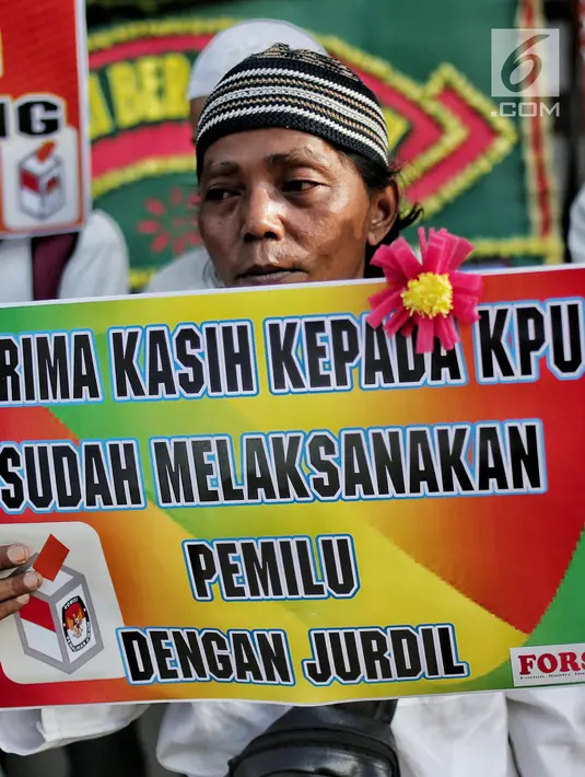Massa yang tergabung dalam Forum Santri Indonesia menggelar aksi di depan Gedung KPU RI, Jakarta, Senin (6/5/2019). Mereka mendukung KPU RI menyelesaikan penghitungan suara hasil Pemilu 2019. (Liputan6.com/Faizal Fanani)