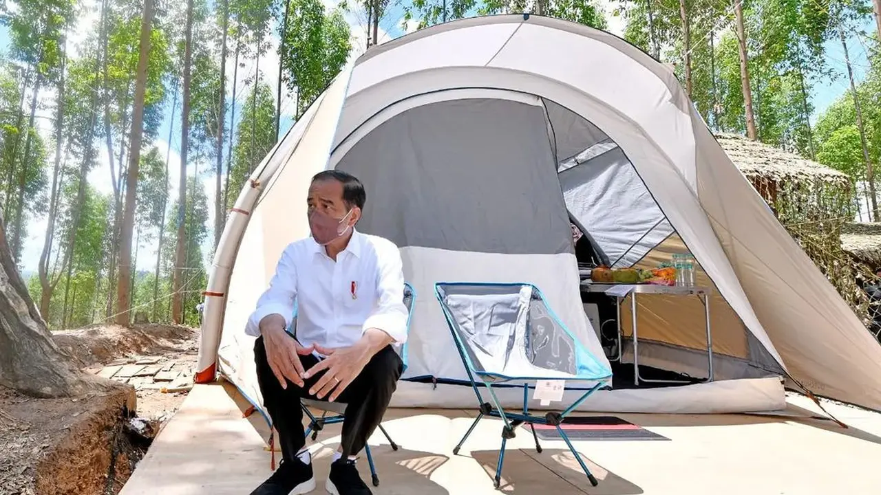 Gaya Sporty Jokowi Saat Camping, Curi Perhatian dengan Padukan Sarung dan Sneakers Kesayangan