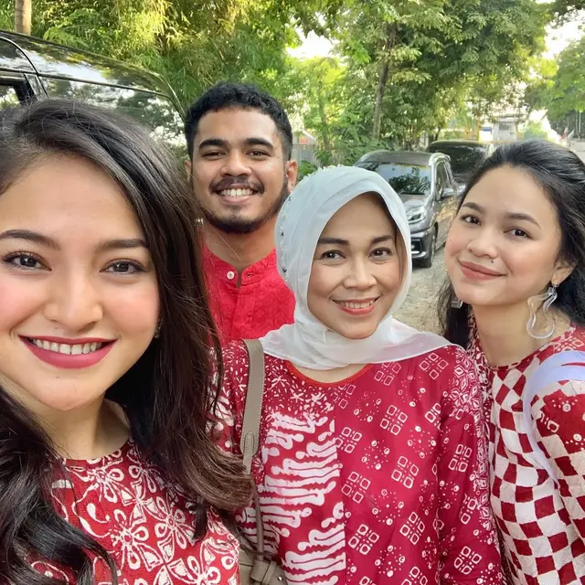 Potret Kedekatan Marshanda dan Kedua Adiknya