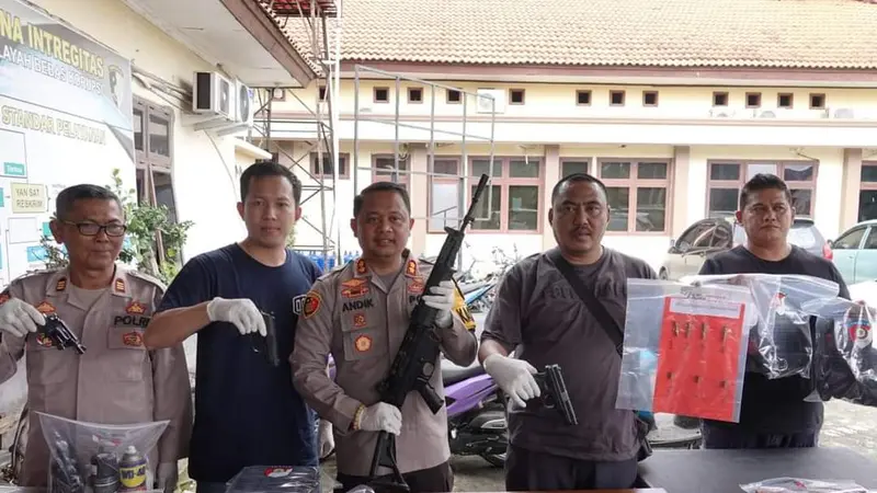 Barang bukti senjata api milik anggota DPRD Lampung Tengah yang disita polisi. Foto : (Istimewa).