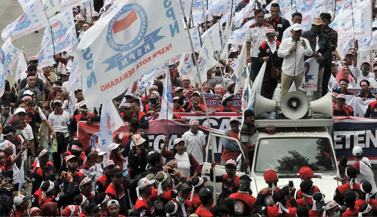 Peserta aksi dari sejumlah elemen buruh melakukan konvoi dalam peringatan Hari Buruh Sedunia di kawasan Jakarta, Rabu (1/5/2019). Buruh dari berbagai daerah di Jabodetabek serentak turun ke jalan menuju Istana Negara untuk menyuarakan 7 tuntutan. (merdeka.com/Iqbal S Nugroho)