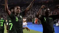 Odion Ighalo (kiri) saat membela Timnas Nigeria di Piala Afrika 2019. (AFP/Javier Soriano)