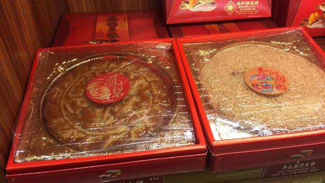 Kue Bulan besar yang banyak dijual saat Mid-Autumn Festival. (Liputan6.com/Teddy Tri Setio Berty)