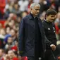 Manajer Manchester United, Jose Mourinho (kiri) berjalan bareng Asisten Manajer, Rui Faria, usai laga kontra Manchester City, di Stadion Old Trafford, Manchester (10/9/2016). Mourinho mengaku terkejut jika ada klub asal Inggris yang jadi juara di Liga Cha