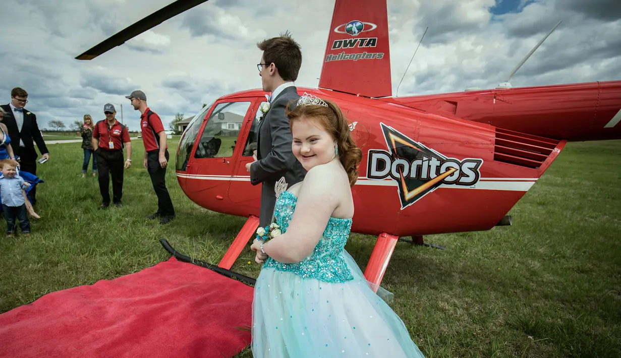 Carlie Wittman bersiap menaiki helikopter dari snack Doritos untuk mengikuti promnite sekolah di Newton, Kansas (22/4). Carlie Wittman merupakan adik dari sahabat Wedel yang menderita down Syndrome. (Brett Deering/AP Images for Doritos)