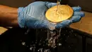 Pekerja mencuci medali setelah selesai proses pengecatan di Casa da Moeda do Brasil (Brazilian Mint), Rio de Janeiro, Brasil, (28/6). Berat medali ini hanya sekitar 500 gram. (REUTERS/Sergio Moraes)