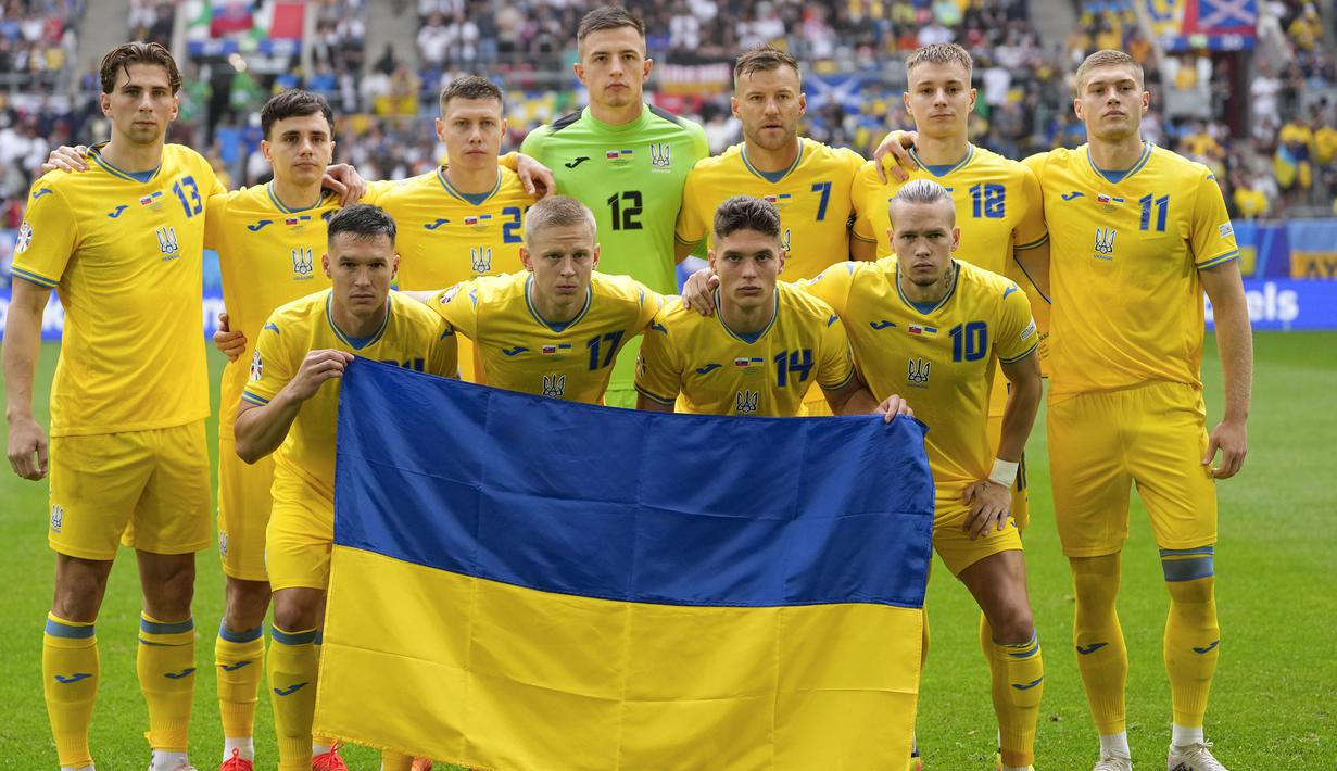 Para pemain starting XI Timnas Ukraina berfoto bersama jelang dimulainya laga matchday kedua Grup E Euro 2024 menghadapi Timnas Slovakia di Merkur Spiel-Arena, Dusseldorf, Jerman, Jumat (21/6/2024). (AP Photo/Andreea Alexandru)